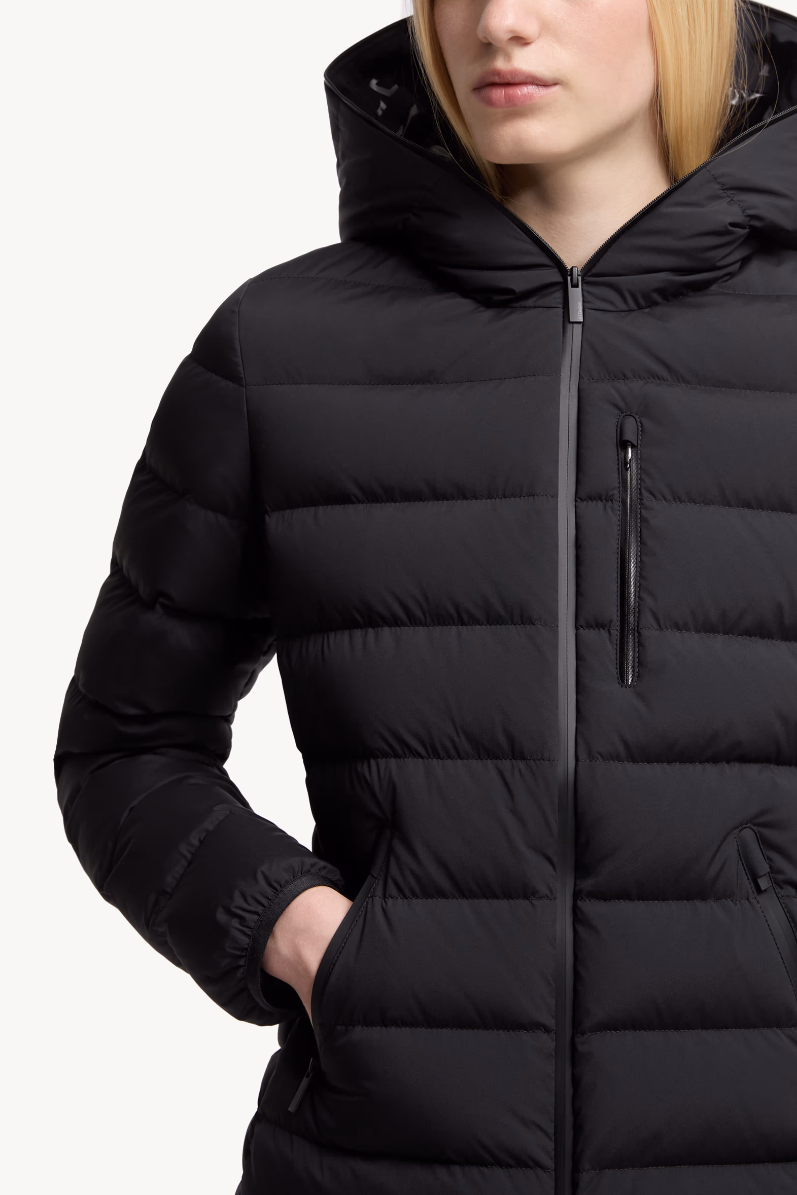 Doudoune courte à capuche Herbe Femmes Noir Moncler 7